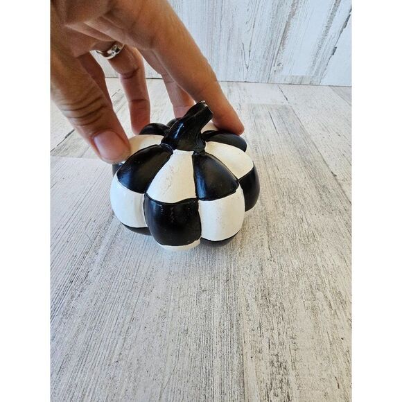 Harlequin checkered pumpkin jack-o'-lantern fall Halloween black and white decor - Picture 4 of 7